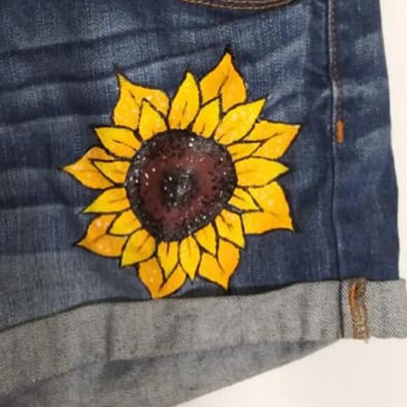 Upcycled Hand Painted Bee Sunflower Dark Wash Cuffed Jean Shorts Sz 4 - Picture 4 of 5